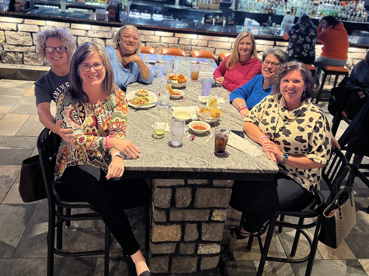 AZ2KYMOM's tweet photo. Hey @charmspen1! The #chapterchicks loved discussing Black Cake tonigh!!! What a novel and what relatable characters! Great story….✌🏼❤️ 📚 https://t.co/ObiHLUW7KU