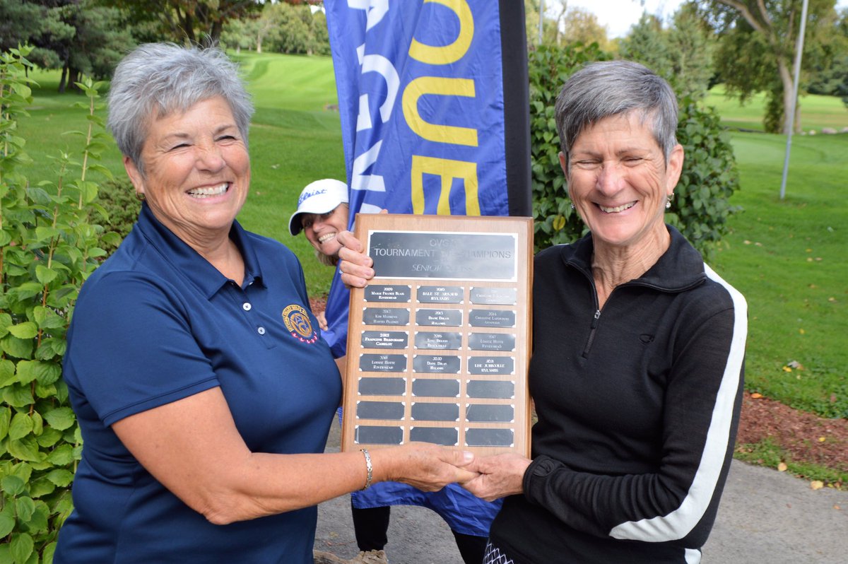 A bit of levity today <a href="/HylandsGolf/">Hylands Golf Club</a> for <a href="/the_ovga/">OVGA</a> Tournament of Club Champions. That’s <a href="/SusanPearlGolf/">Susan Pearl</a> photo bombing Sherry Rodenkirch &amp; Diane Dolan. Don’t ever change Susan. <a href="/Flagstick/">Flagstick.com Golf 🇨🇦⛳️</a>