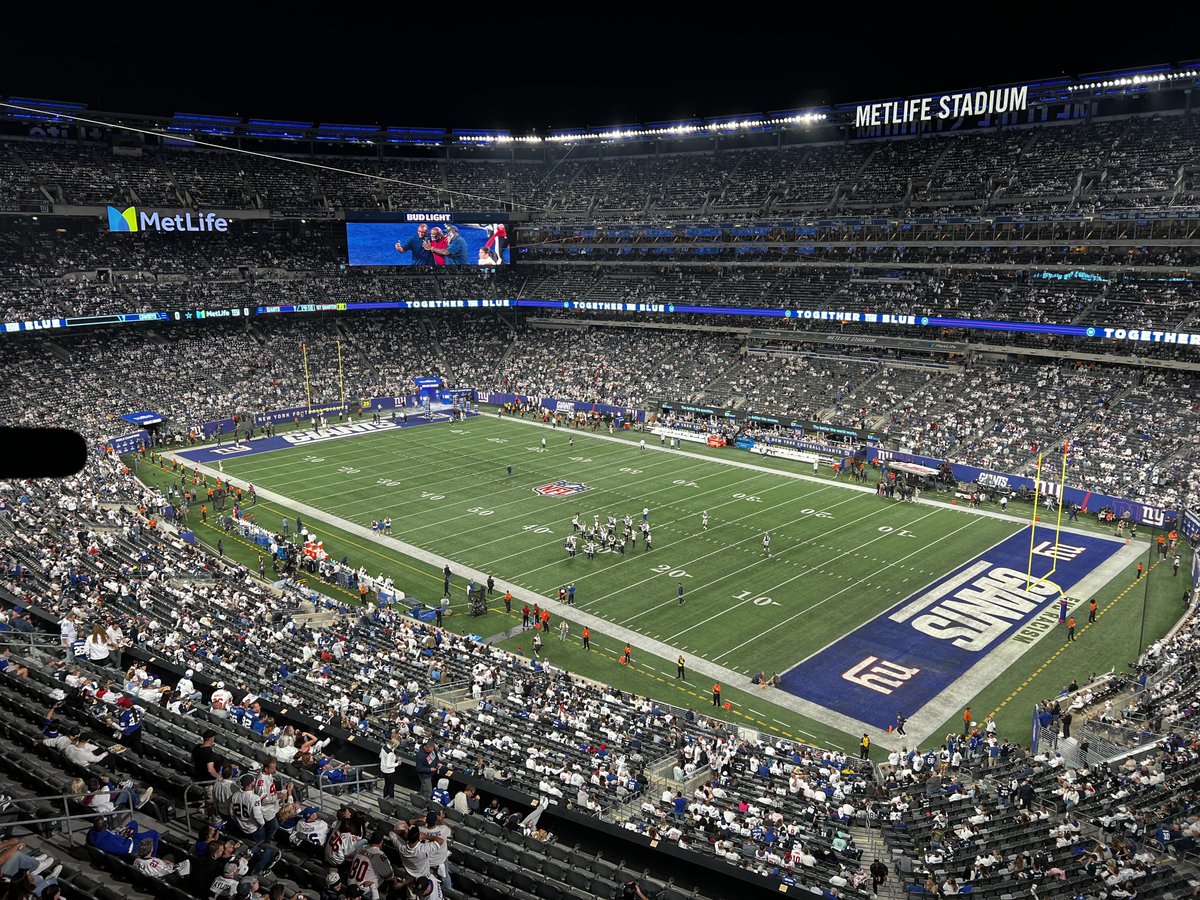 njrosario56's tweet photo. Es #MNF y lo hacemos en casa #metlifest vs #cowboys, rivalidad x siempre, síguenos en Español por @laX96.3fm junto a@francisadames https://t.co/rw3bPTohPU
