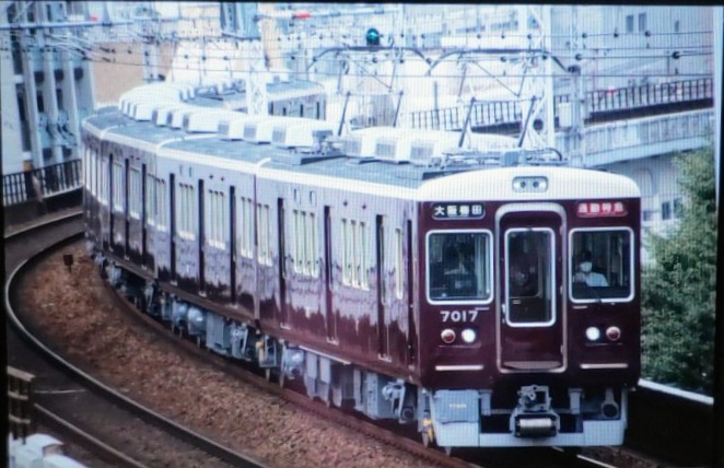 wing9300's tweet photo. 本日より運用復帰となった7017Fをお手軽撮影地で📷
先行の普通が王子公園で非常通報動作の影響でしばらく停車していたため、5分程遅れて通過しました。
#7017F
#阪急電車 https://t.co/P2pLYzlgYC