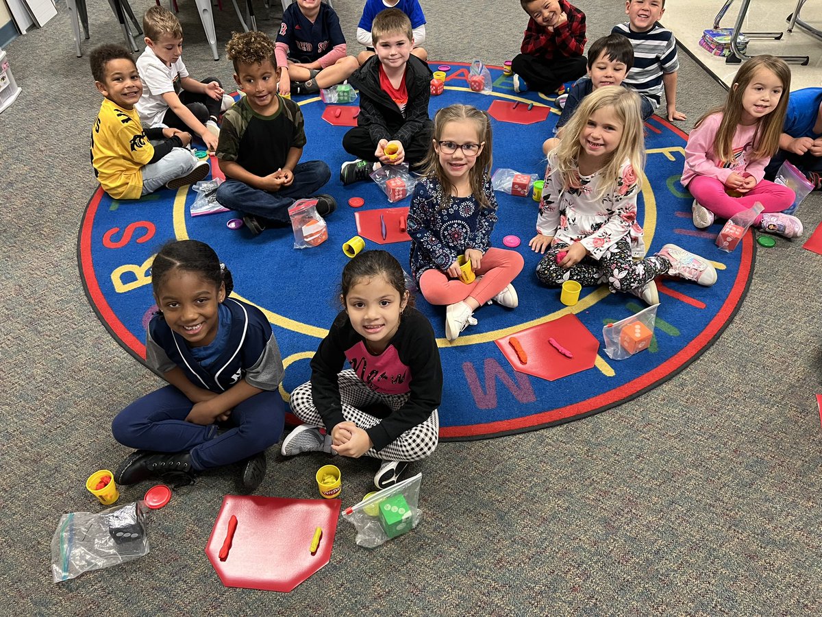 We are practicing making lines &amp; shapes with Playdoh! <a href="/Amplify/">Amplify</a> We formed vertical, horizontal &amp; diagonal lines. We made circles, squares &amp; triangles. <a href="/kmcdonaldLBE/">Kristin McDonald</a> #CKLAskills #Kindergarten #FineMotor #HandsOn