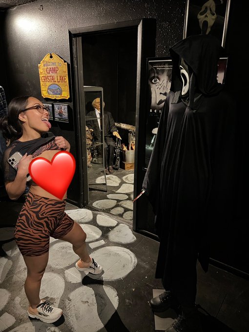 Check out this fun photoset I shot at a museum yesterday flashing all the famous killers from the best<a href="/tag/clip"class="tags"><span>#clip</span></a>