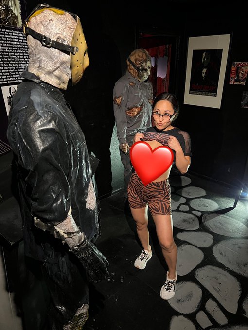 Check out this fun photoset I shot at a museum yesterday flashing all the famous killers from the best<a href="/tag/clip"class="tags"><span>#clip</span></a>