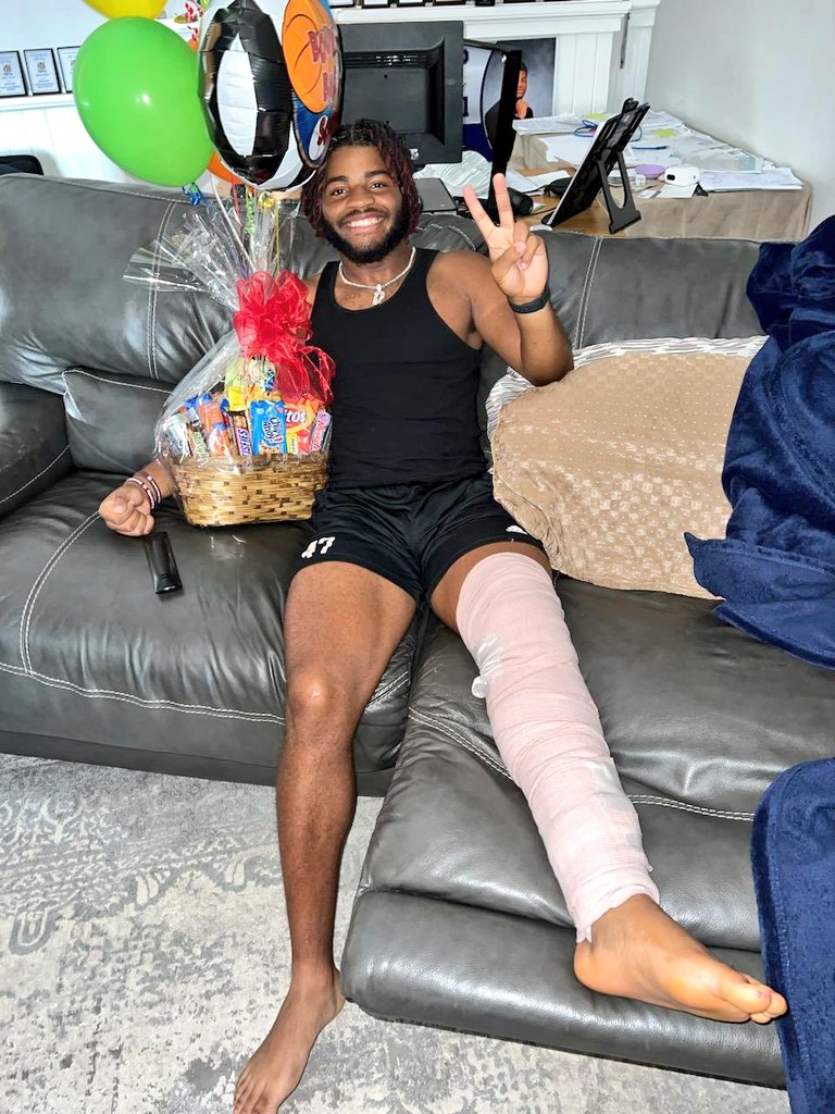 RubenDeuceLeeII's tweet photo. There's nothing like family! Thank you @HindsCC_FB @HindsAthletics @HindsCC for the gift basket. Much love—see y'all soon! #HindsCCfootball #Deuce2 #DeucesRecovery #MinorSetback #MajorComeback https://t.co/cQChNxQ5F4