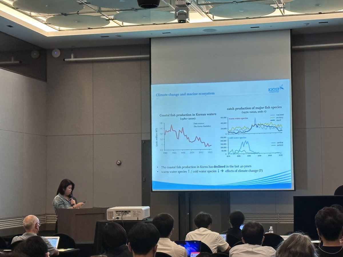 elhazen's tweet image. Minkyoung Bang from #KIOST talking about projecting distributions of chub mackerel using CMIP6 models. Korean fisheries are declining due to environmental change and fishing. Proactive models can help planning and management. #PICES2022