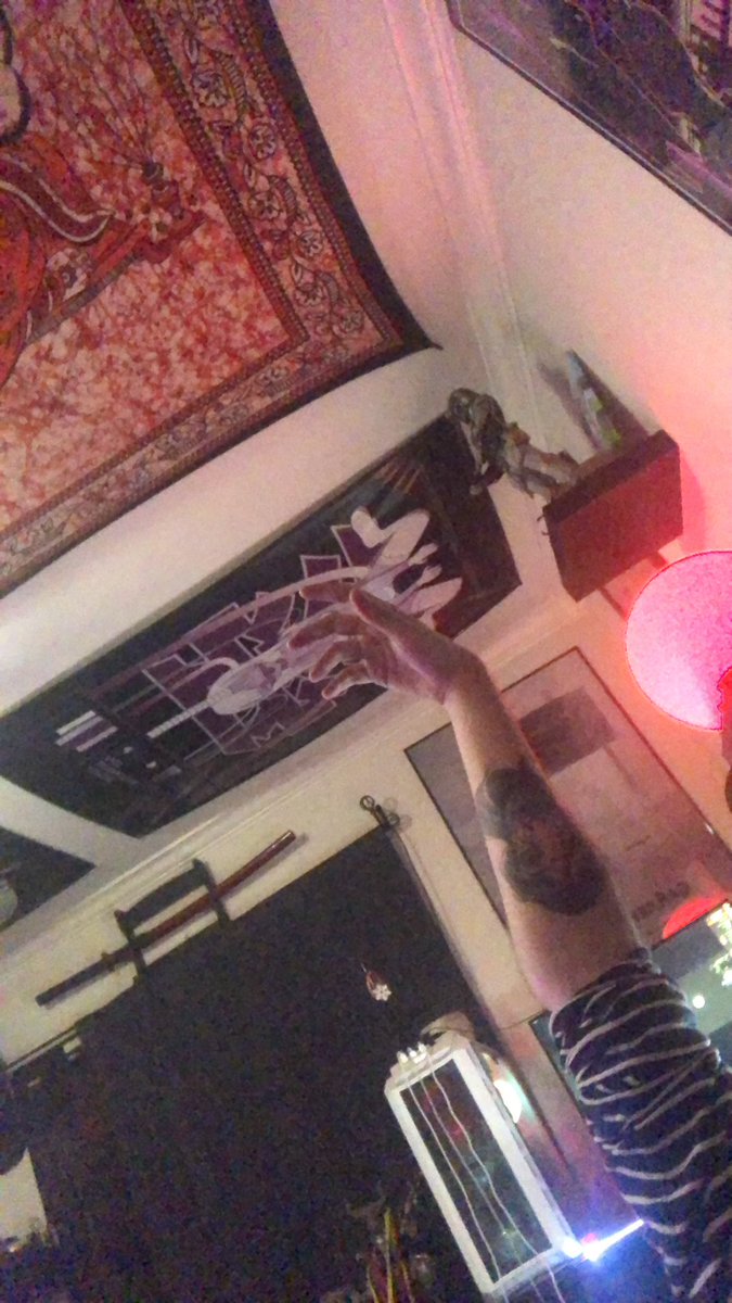attentioniscute's tweet photo. my arms r like lil cigarettes https://t.co/YT5VyY28LI