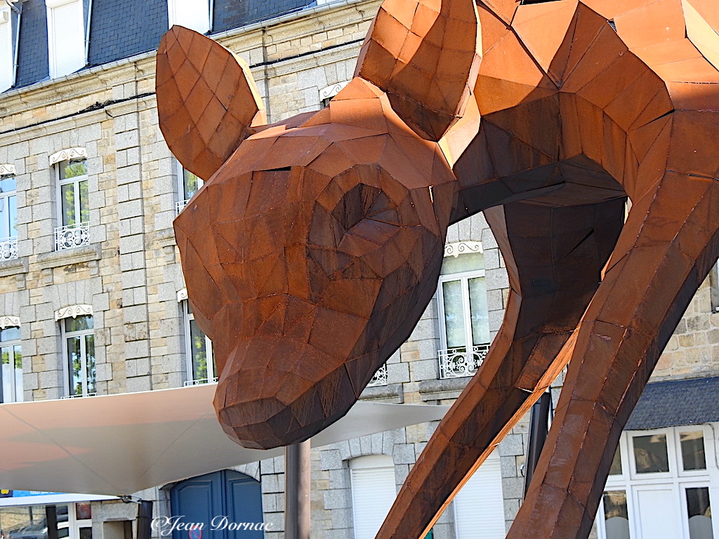 JeanDornac's tweet photo. Gros plan sur la tête du faon géant, Sitis, place de la République, oeuvre d’Alain Laboile… #Géant #tête #faon #Sitis #oeuvre #AlainLaboile #Guingamp #CôteArmor #Bretagne #France https://t.co/EiR0VolcNF