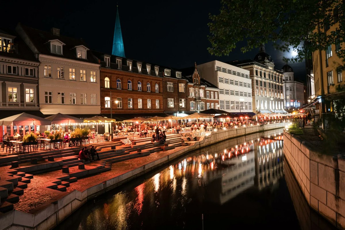 Eventyrerne's tweet photo. Find inspiration til hvor du kan overnatte i Aarhus - her har En verden af rejser lavet 5 gode bud på billig overnatning i Aarhus tæt på centrum
https://t.co/ntvnkhsldO 
#aarhus #danmark #overnatning https://t.co/HyN6lR7rFc
