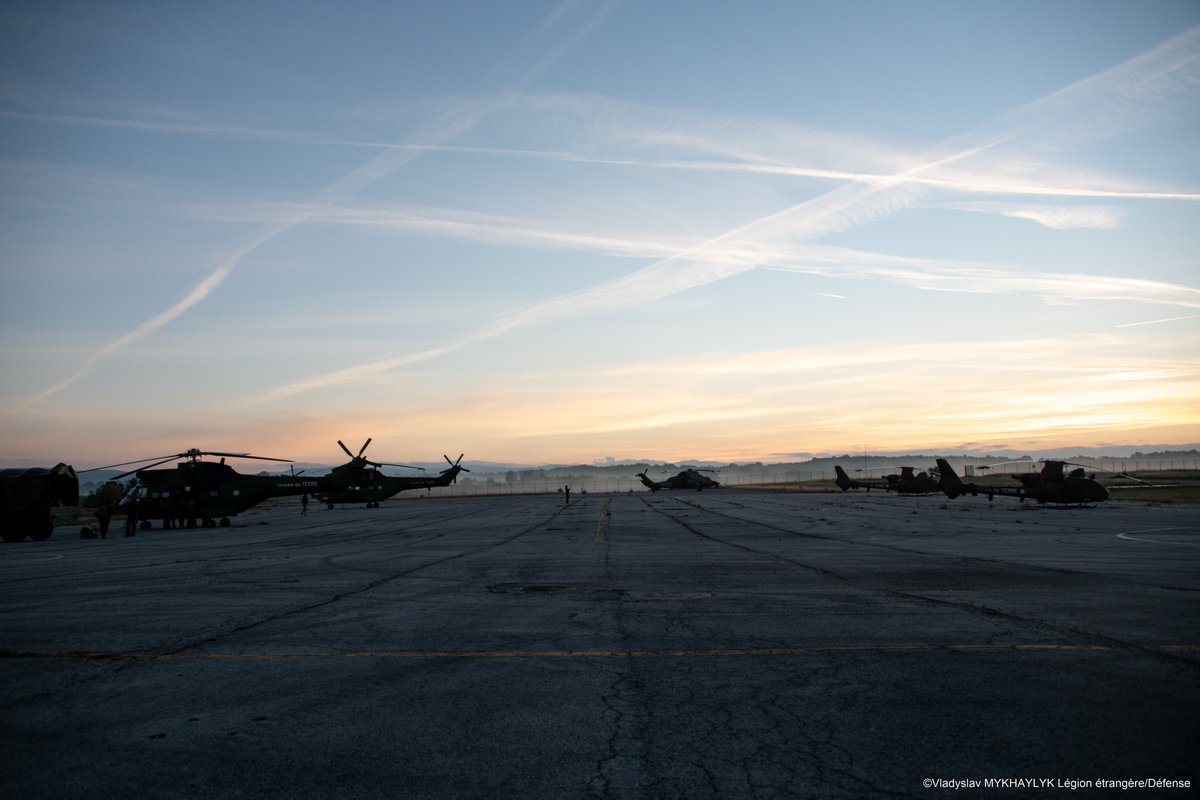CDC_2eREG's tweet image. Dans le contexte de leur préparation à la FGE, les candidats du #2REG ont travaillé les cadres d’ordres tactiques. Pour donner du corps à cet entrainement, ils ont bénéficié de la présence d’éléments de la 4e BAC déployés au régiment dans le cadre de l’exercice #Manticore.