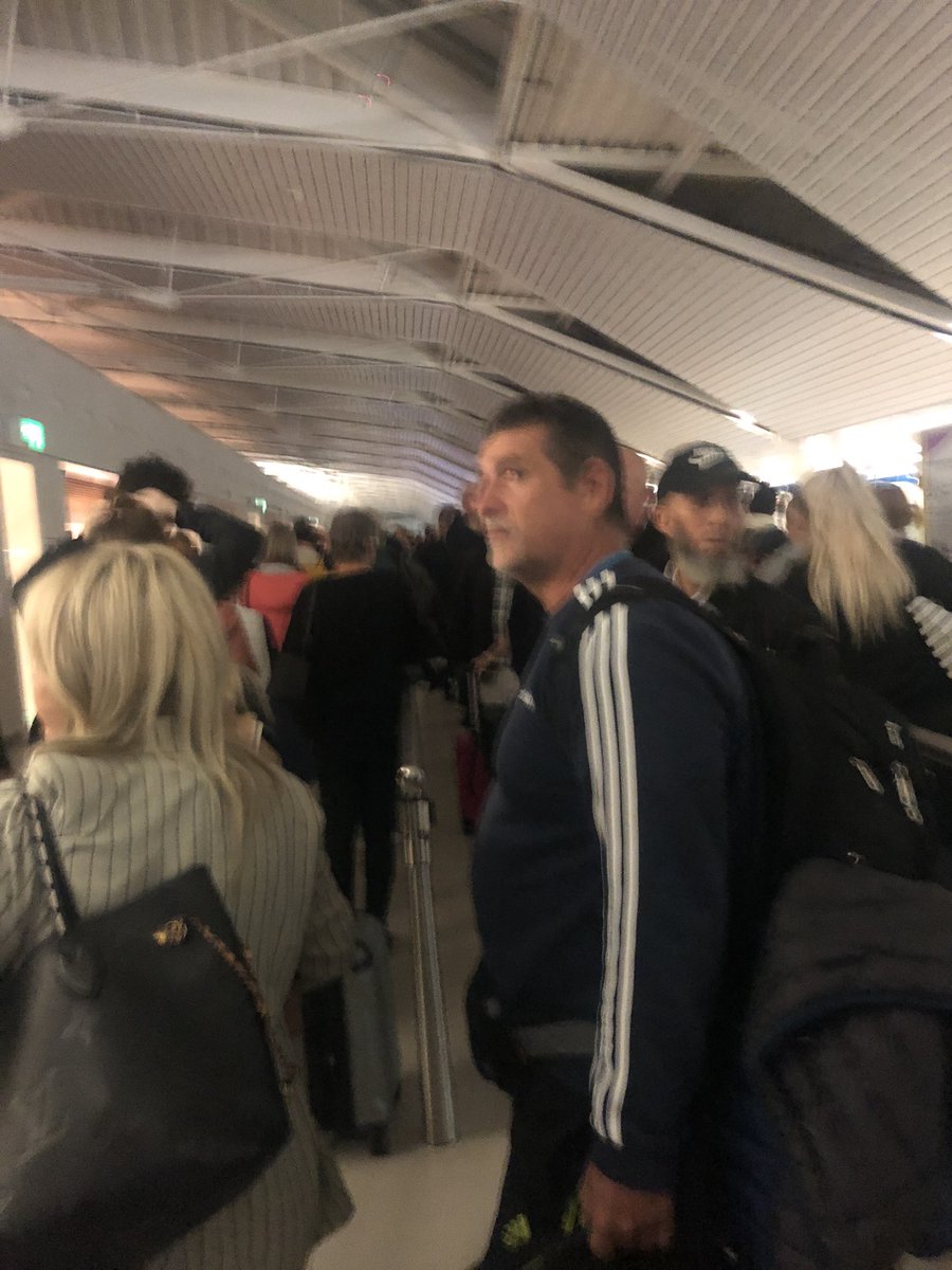 foreignproducer's tweet photo. Good  morning @Schiphol #securityqueue #wentok #keepmoving https://t.co/4RfucMt1yo