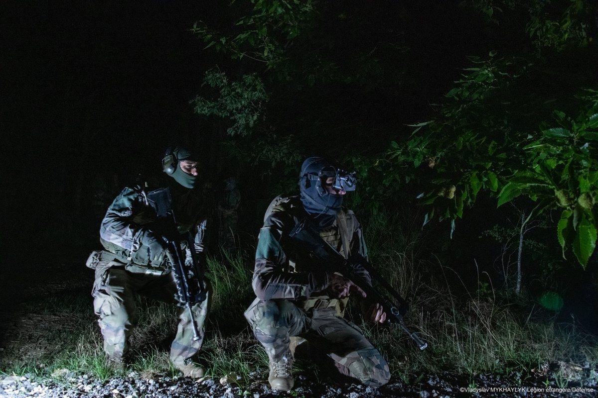 CDC_2eREG's tweet image. Dans le contexte de leur préparation à la FGE, les candidats du #2REG ont travaillé les cadres d’ordres tactiques. Pour donner du corps à cet entrainement, ils ont bénéficié de la présence d’éléments de la 4e BAC déployés au régiment dans le cadre de l’exercice #Manticore.