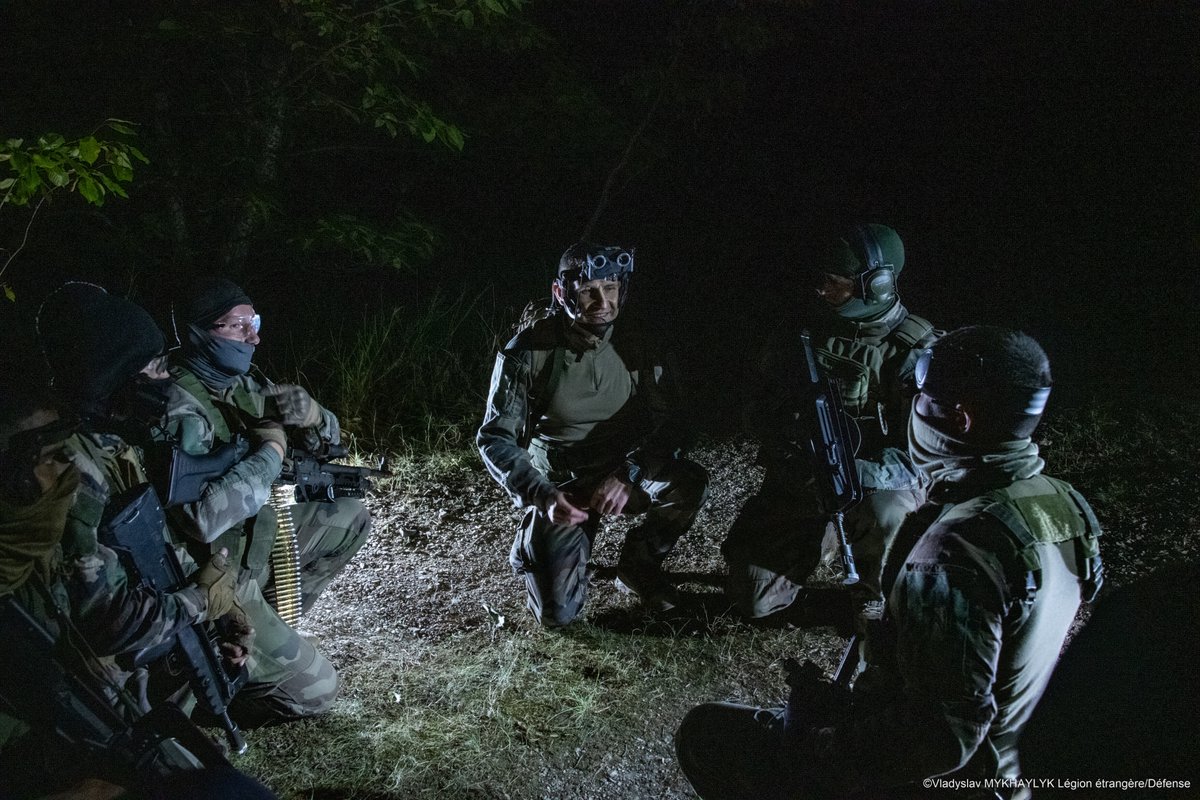 CDC_2eREG's tweet image. Dans le contexte de leur préparation à la FGE, les candidats du #2REG ont travaillé les cadres d’ordres tactiques. Pour donner du corps à cet entrainement, ils ont bénéficié de la présence d’éléments de la 4e BAC déployés au régiment dans le cadre de l’exercice #Manticore.