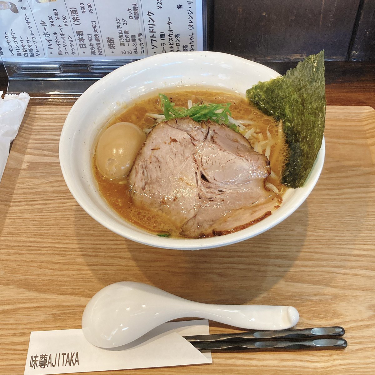 rihati95's tweet photo. 本日は三鷹の友人が新しいお店の店長として7月オープンした

「あじたか」に行ってました。

食券機、左上は味噌だったので
味噌をチョイス😋

麺は北海道の製麺所からの直送と言う事で加水率高めの麺で
美味かったです。

皆さんも三鷹に行く用事が有ればどうぞ！

夜は居酒屋メニューも食べれます。 https://t.co/yHsf1ZyBSx