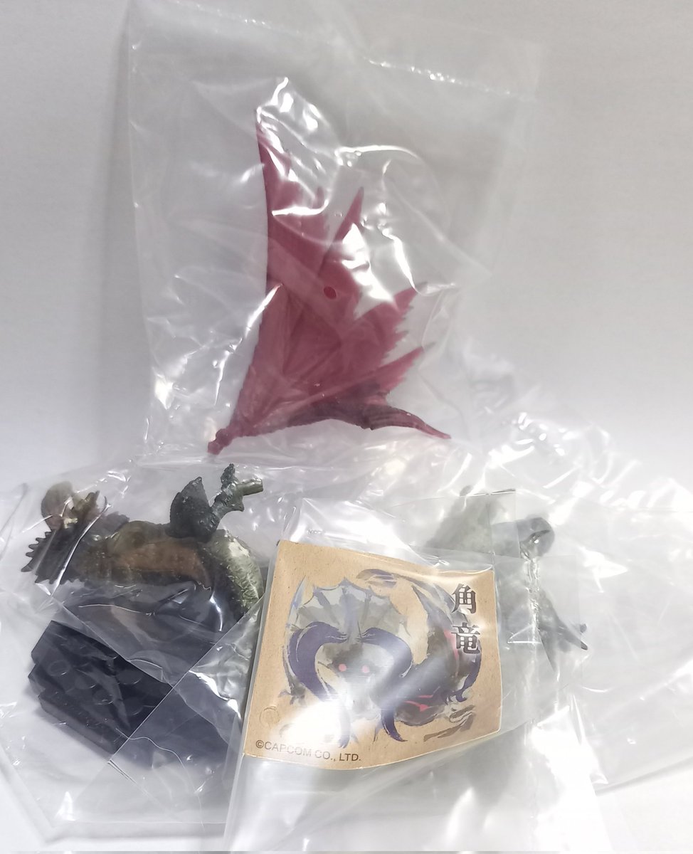 Sasaki2002's tweet photo. #モンハンライズサンブレイク
#モンスターハンター 
モンハン フィギュア 第22弾を買って来ました。
右列 手前一個を選んだらヌシディアブロスでした。造形塗装は申し分ないですが、鏖魔より少し小さいです。

ヌシが欲しいって方は、この箱の向きで、右列手前を買うと良いかと思います。鳴神欲しい… https://t.co/N2bcGGqND2