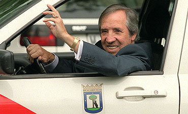 Cuando vayas a la Feria de Málaga, al hospital en Sevilla en Semana Santa o simplemente aumente la demanda y un Uber te salga a 50 pavos el trayecto, agradece que Juanma Moreno quiera liberalizar un sector privado para cargarse uno público (taxi).
El Fary taxista siempre, coño