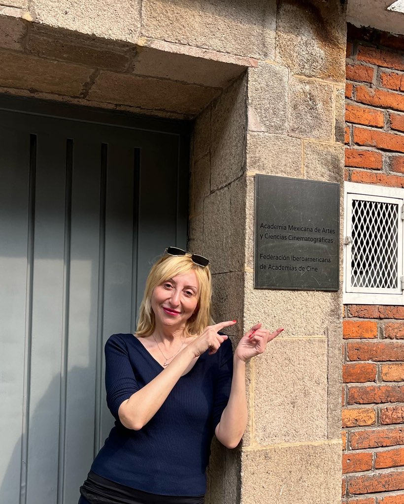 vickycalavia's tweet photo. #casadeBuñuel #localizando #lugaresmíticosdecinéfila #DonLuisBuñuel @ciudaddemexico
#sueñocumplido ❤️🪄🍀 https://t.co/0sgx37zzwc