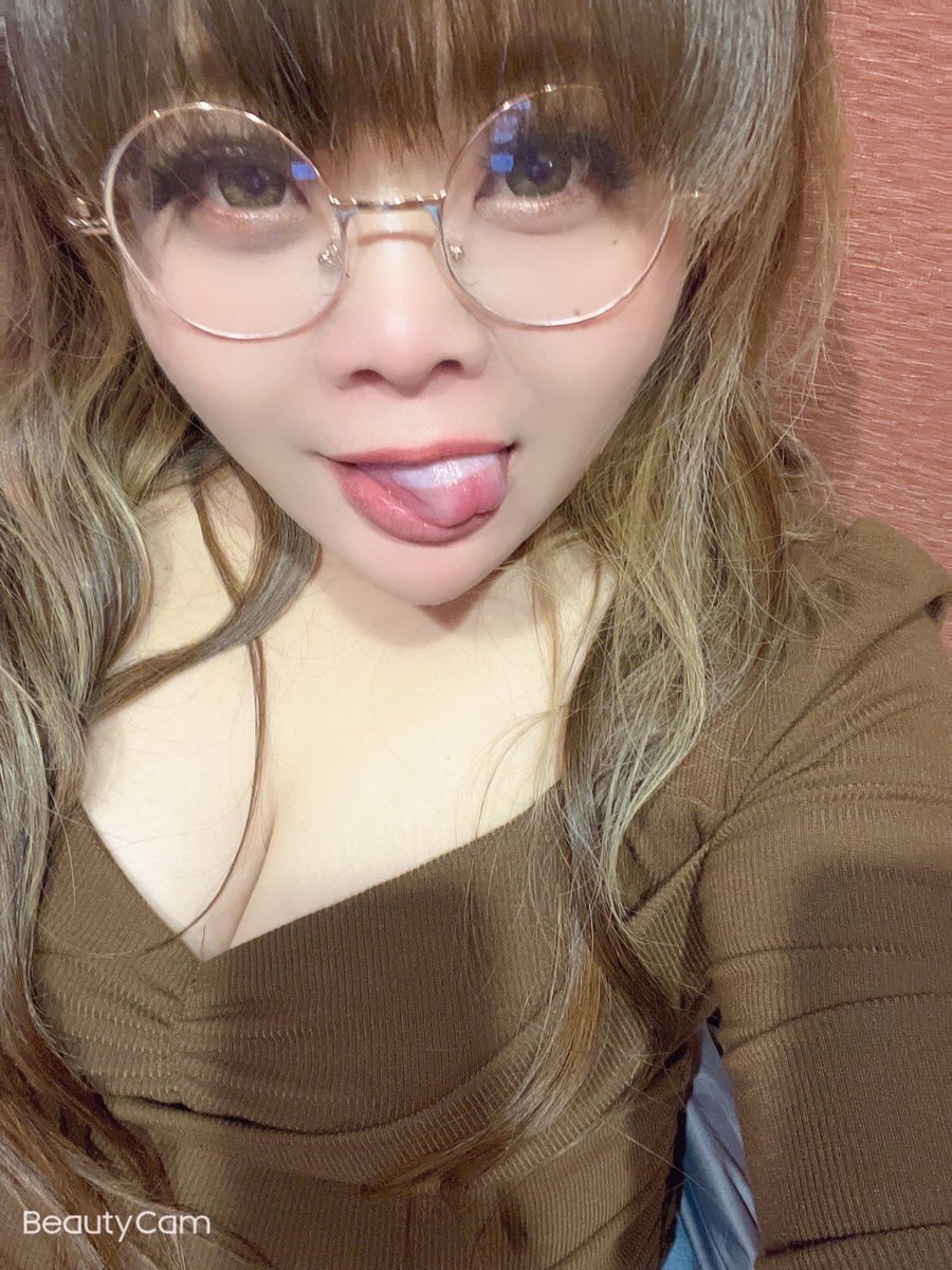 zhouyiting19834's tweet photo. 今天在台北三重最後一天嘍～～

有沒有葛葛要來餵妹妹吃棒棒的啊😍

剛睡醒就很餓的說～等著棒棒來餵我😘

G奶奶也等著葛葛們來搓揉餒🥰🥰

趕快來預約吧～Line:songss1217

等各位葛葛來餵飽我喔😘
#吃棒棒
#騷小穴
#大奶
#三重
#付費約會 https://t.co/4eyhFiLUOP