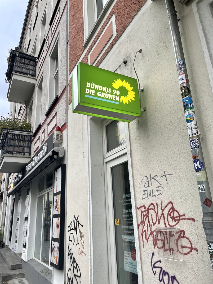 Es ist 7.39 Uhr und die Grünen in Berlin Pankow haben doch glatt Leuchtwerbung vor ihrem Büro. Sicher eine Ausnahmegenehmigung von Wirtschaftsminister #Habeck…