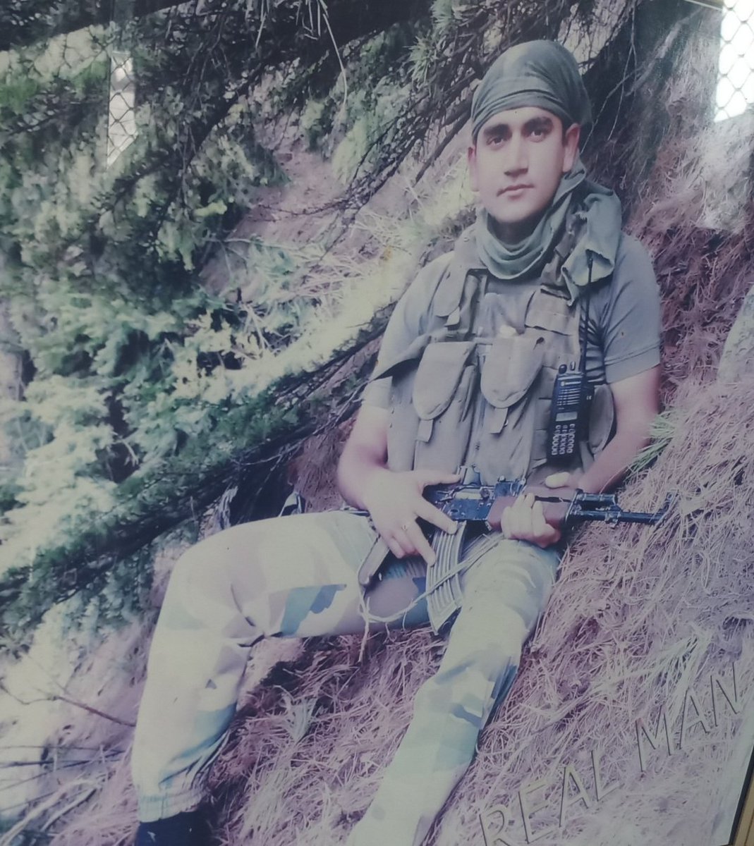 On night of 27 Sept 2011, Lt Sushil Khajuria KC leading his troops on a search & destroy mission in jungles of Kupwara courageously sacrificed all Honour to pay respects to Amar Veer & family on last #BalidanDiwas 🙏🇮🇳 Moved to tears at pic carrying his Dadi #FreedomIsNotFree