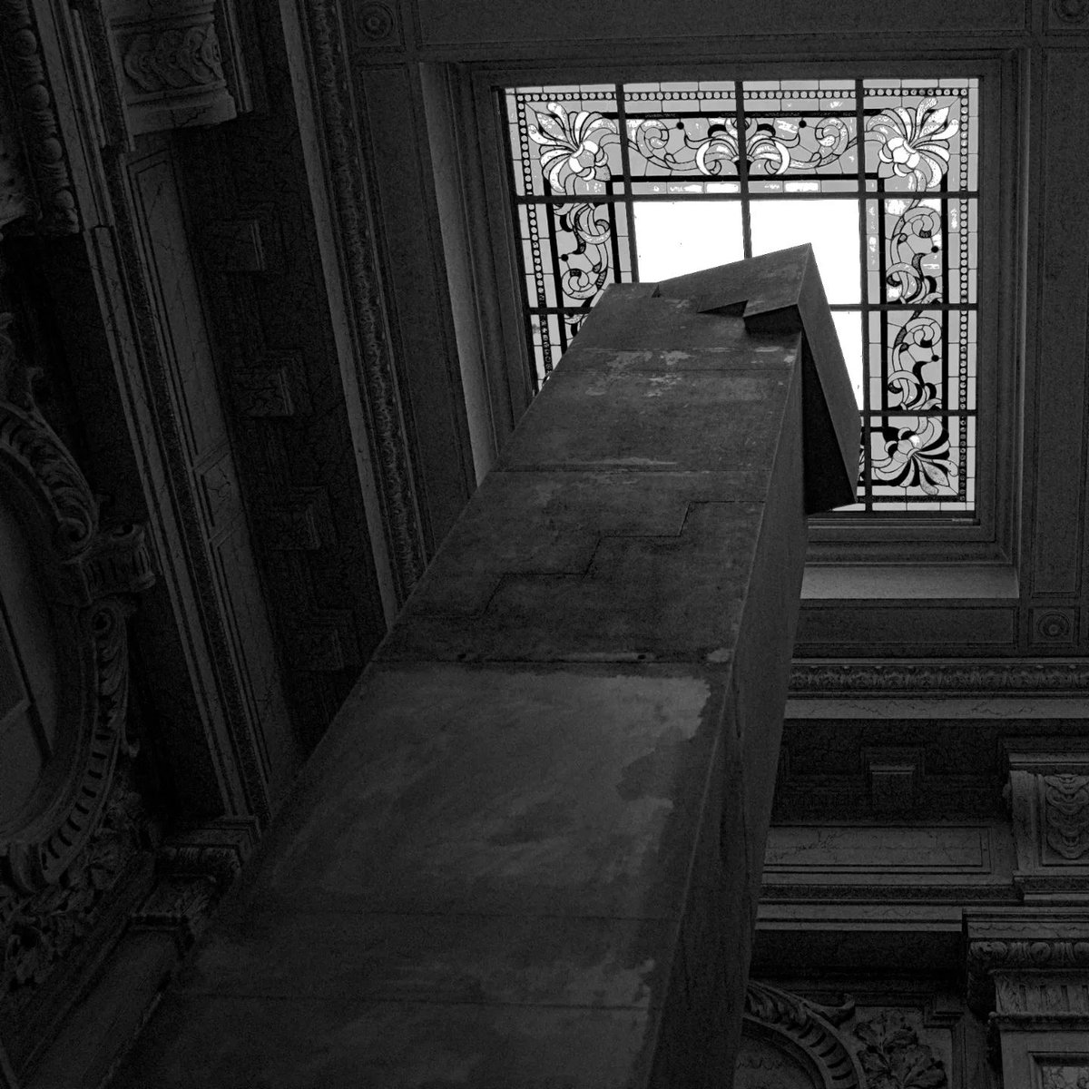 MarcoFosci's tweet photo. Milan, looking upwards, towards the light, in a building that mixes modernity and early 20th century neoclassicism  #palazzobancacommerciale #piazzadellascala #bnw #bnwphotography #blackandwhite #museiditalia #blackandwhitephotography https://t.co/e2oqAMAPvM