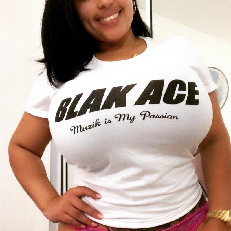 BlakG3ar's tweet photo. Happy T-shirt Tuesday 👕🖤
#MerchModel : @MizzIssy https://t.co/zOFoBrTFqe