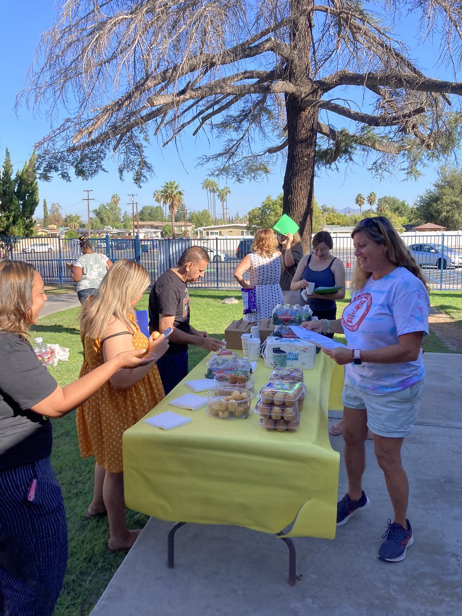 BHandley4's tweet photo. First grade Family Teacher Teams are off to a great start! @ChaseTigers parents discuss Hopes and Dreams, set goals and discover tools to support their child at home. Then finish by making connections with other parents over coffee and muffins! @CajonValleyUSD https://t.co/KbynRj3FtM