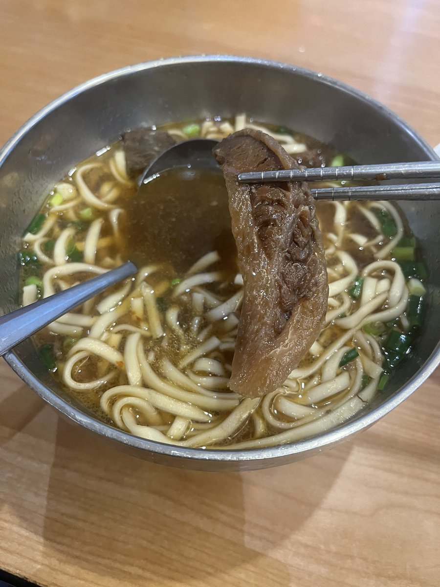 又到了推薦美食時間，這間真的很酷，堪稱一絕，沒錯這家牛肉麵點麵食或飯餐抵銷過90元就豆漿、豆花吃到飽，豆花超柔軟綿密，豆漿超濃好喝，真的是被牛肉麵耽誤的豆花店，不過他主食牛肉麵肉超大塊超軟嫩麵條也很Q都不錯吃啦！
#新竹老皮牛肉麵 https://t.co/B1kGqkSsVz