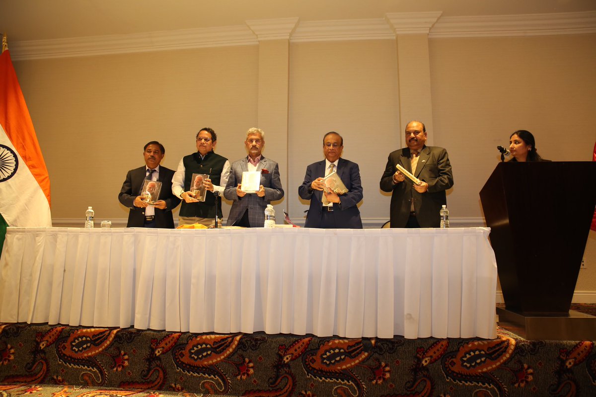 sunandavashisht's tweet photo. Some more glimpses from the event yesterday with EAM @DrSJaishankar . It was an honor to be in conversation with @DrSJaishankar EAM also unveiled #ModiAt20Book. https://t.co/0oPIuTL1xc