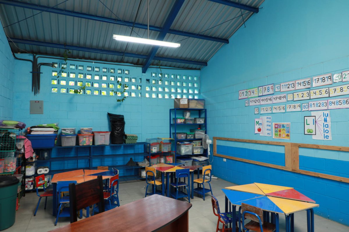 MineducGT's tweet photo. El remozamiento en la #EODP Ciudad Satélite realizado por #CIV en coordinación con #Mineduc, consistió en la mejora de techos, servicios sanitarios, ventanas, puertas, instalaciones eléctricas y obra exterior. También se entregaron mesas hexagonales, sillas, pizarrones y cátedras https://t.co/hwnHEveAu1