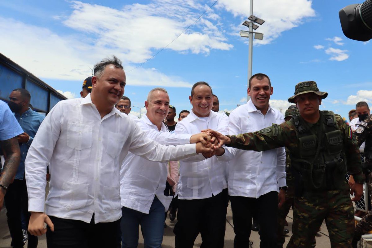 #26Sep Venezuela y Colombia vuelven a abrir los caminos de la Patria Grande, en un acto de reapertura de frontera, cuyo brillo disipó las tinieblas del mal qué por años ha intentado, sin éxito, oscurecer los vínculos históricos y libertarios de dos pueblos hermanos.
VIVA BOLÍVAR!