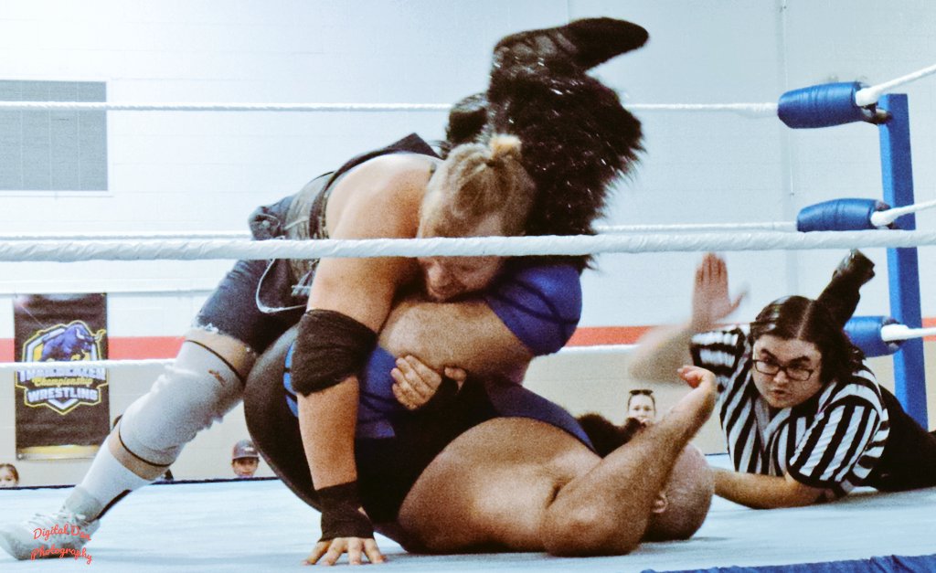 TrailblazerGold's tweet photo. Bobby Joe Black put up a good fight this past Saturday at ♣️" ACES WILD"♦️ but veteran Derek Stone's powerful strength and knowledge was just to much for the up and coming rookie.

📸- DigitalDan Marsh

"Be A Trailblazer" 🤘
#AcesWild
#FamilyBusiness 
#ProfessionalWrestling https://t.co/uiE9vb9rXg