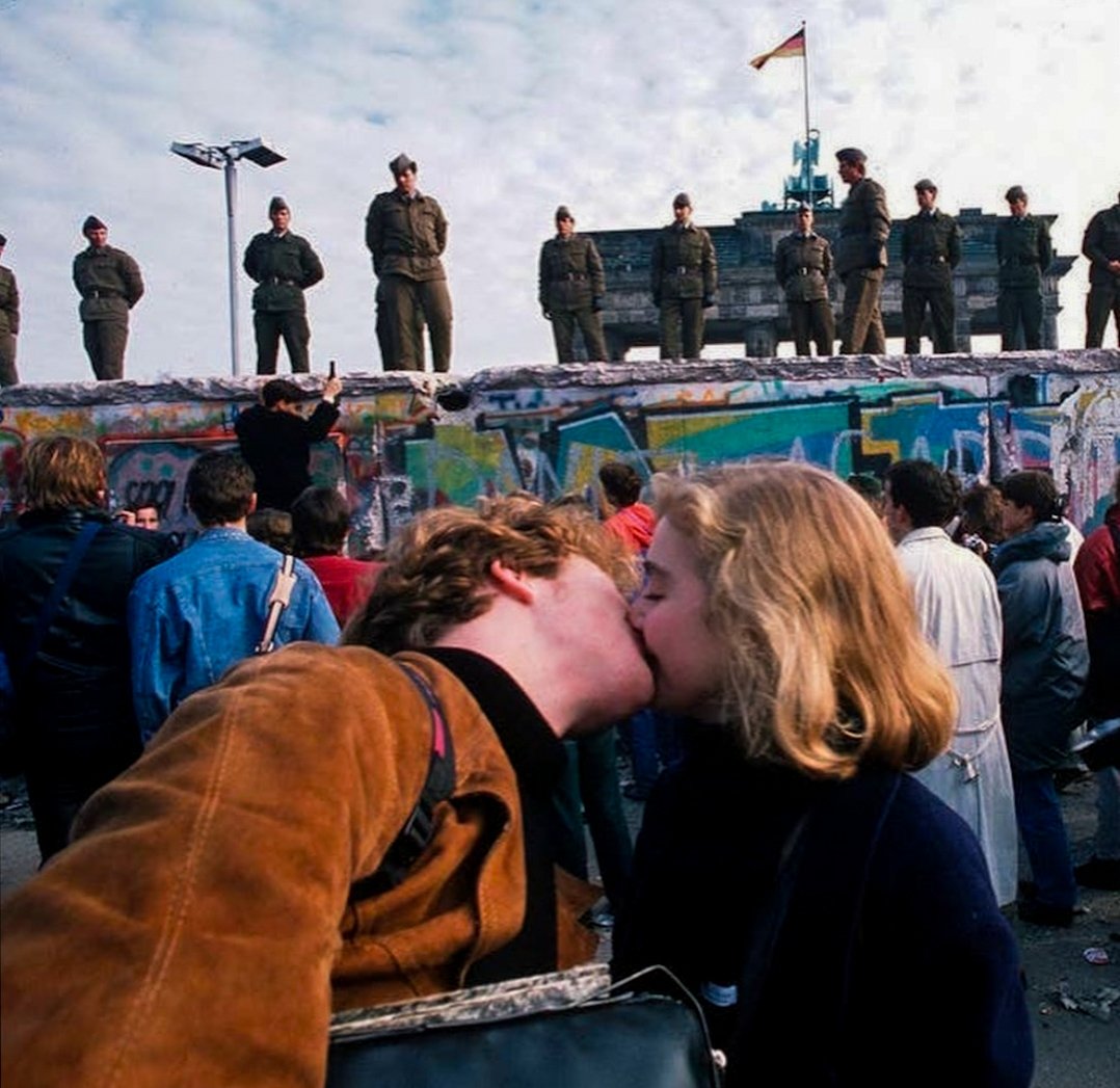 Pareja besándose enfrente del Muro de Berlín antes de su caída, 1989.