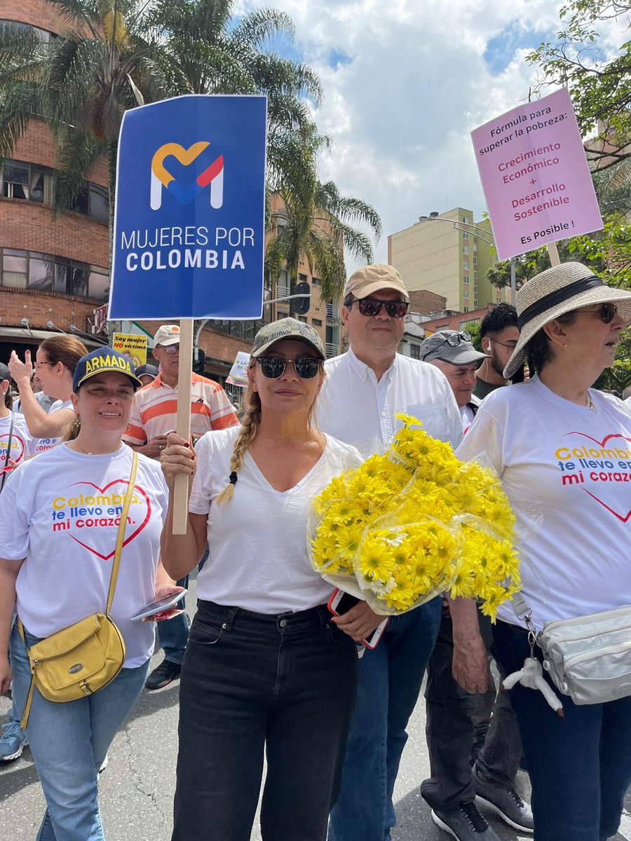 cristinaisaza6's tweet photo. Mujeres por Colombia y Colombia te Llevo en mi Corazón @coltellevo unidos !! https://t.co/F5ju8YarRJ