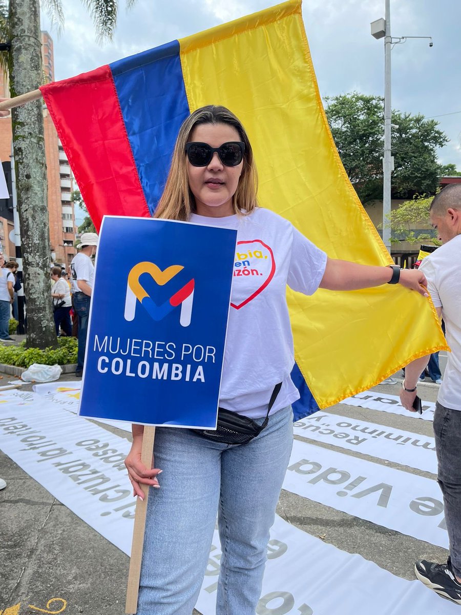 cristinaisaza6's tweet photo. Mujeres por Colombia y Colombia te Llevo en mi Corazón @coltellevo unidos !! https://t.co/F5ju8YarRJ