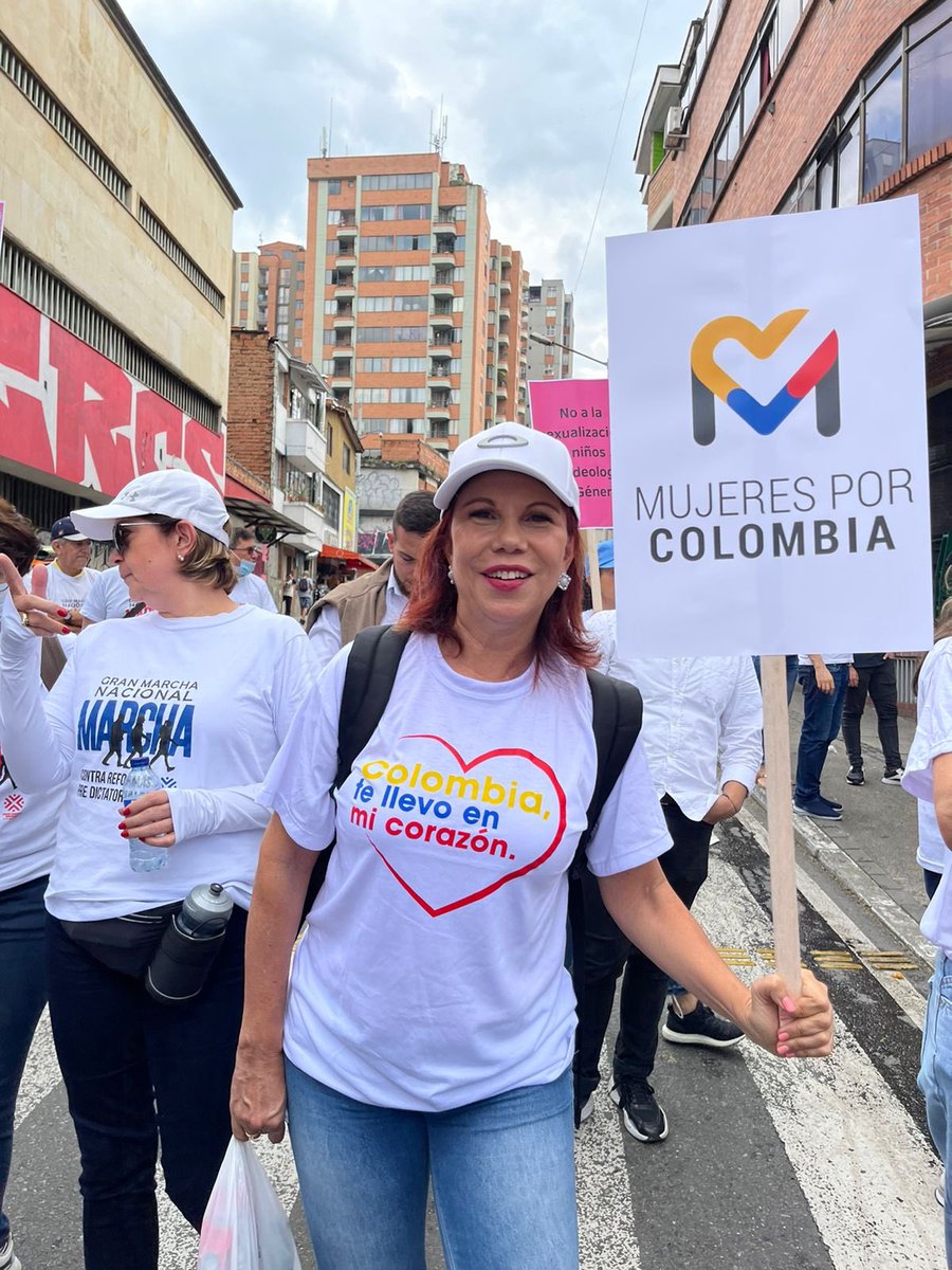 cristinaisaza6's tweet photo. Mujeres por Colombia y Colombia te Llevo en mi Corazón @coltellevo unidos !! https://t.co/F5ju8YarRJ