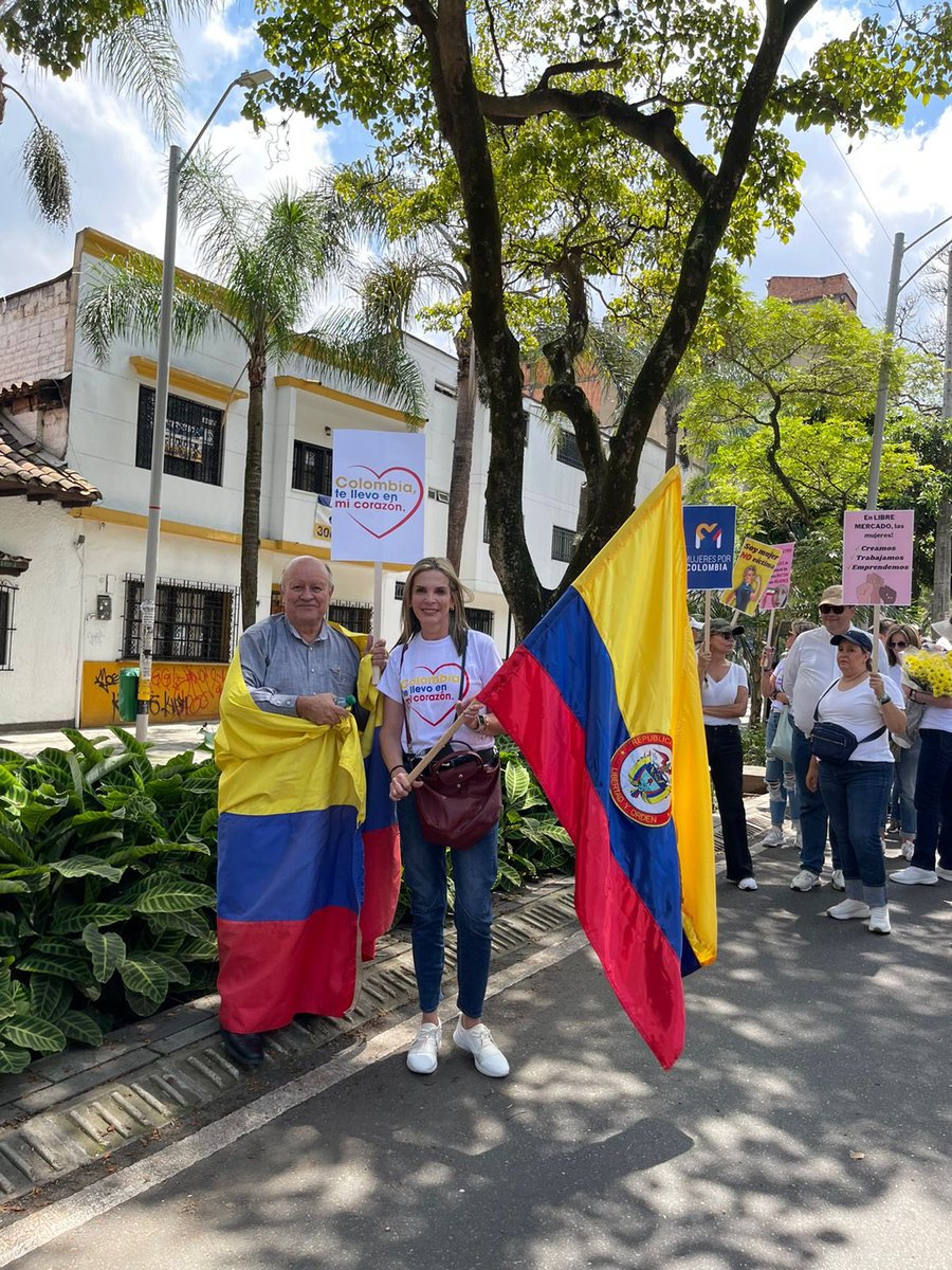 cristinaisaza6's tweet photo. Mujeres por Colombia y Colombia te Llevo en mi Corazón @coltellevo unidos !! https://t.co/F5ju8YarRJ