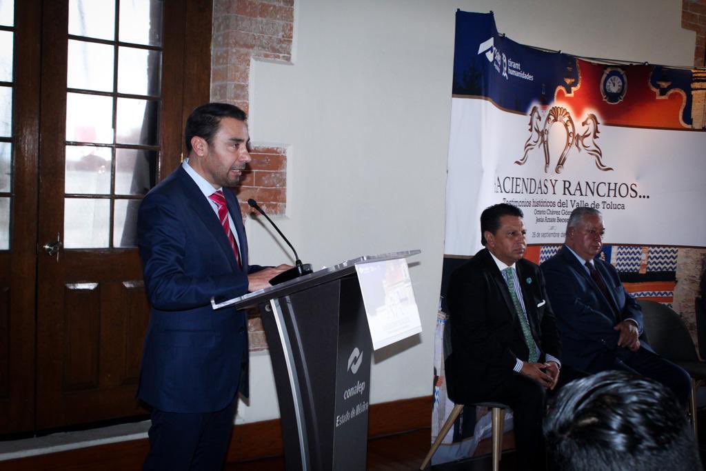 Enrique_MenV's tweet photo. Reconocimiento y gratitud al Director @Conalep_Edomex @MarlonM202 por auspiciar espléndida presentación editorial. https://t.co/dAtgr0T78y