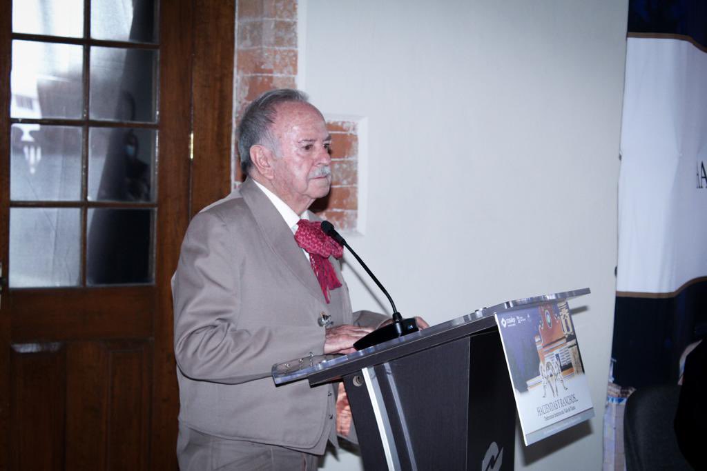 Enrique_MenV's tweet photo. Reconocimiento y gratitud al Director @Conalep_Edomex @MarlonM202 por auspiciar espléndida presentación editorial. https://t.co/dAtgr0T78y