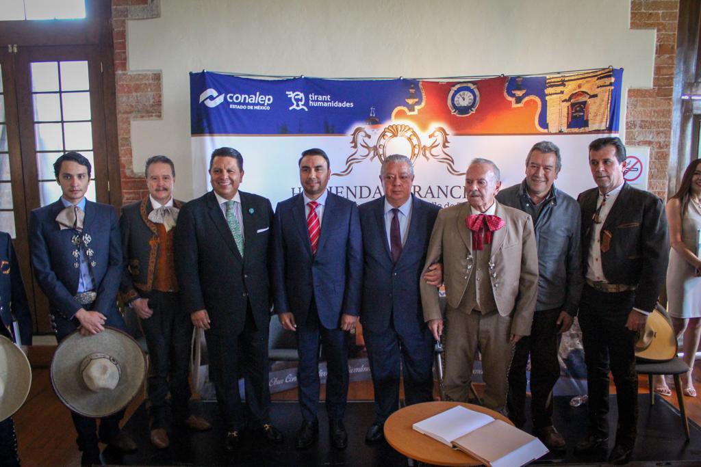 Enrique_MenV's tweet photo. Reconocimiento y gratitud al Director @Conalep_Edomex @MarlonM202 por auspiciar espléndida presentación editorial. https://t.co/dAtgr0T78y
