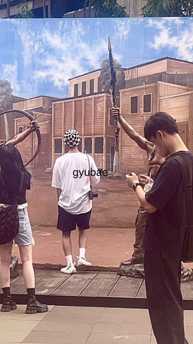 gyubae__'s tweet photo. Karena DK udah di korea, ku mau ceritain gimana aku @hyunwonuna @itskindaani kemarin ketemu DK di kedufan. Jadi kemarin tuh rencana kita mau naik salah satu wahana trus lewatlah disitu. Temenku mau foto juga ditempat yg sama jdi rncnanya mau ngantri kan krna ada yg lagi foto (..) https://t.co/uG1RAoDSRu