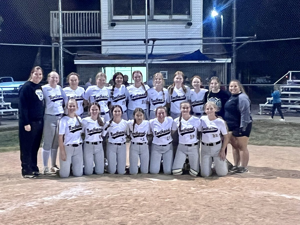 GINWSoftball's tweet photo. JV finishes their season UNDEFEATED. Way to go, TEAM!! 

@olsen_sara @baileylea98 

#ginwvikings
#WORTHIT https://t.co/ZoefUWwi5j