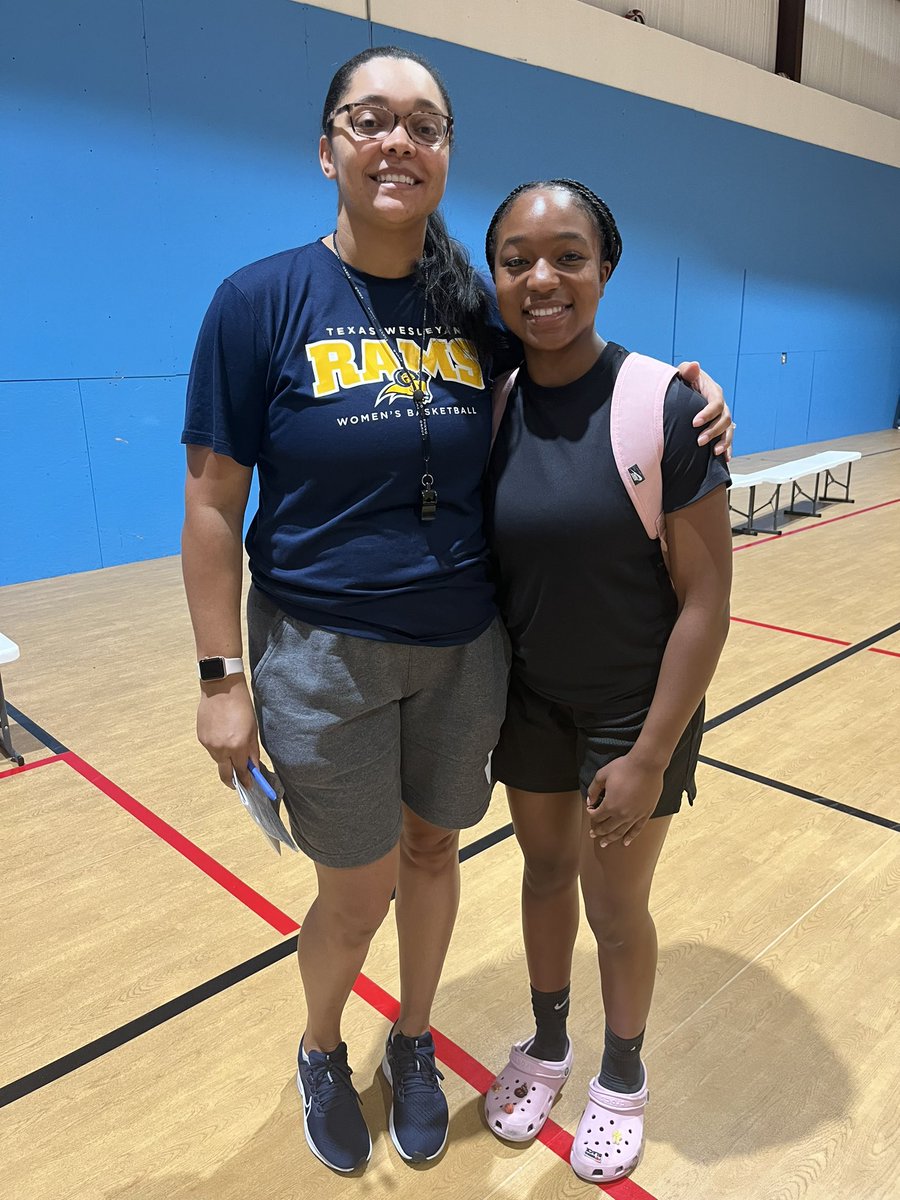 e_lloyd05's tweet photo. I had a good time at the Prospect ID Showcase on Saturday! I’m grateful to have had the opportunity to learn valuable lessons from @Brenita33 and @CoachCross6 that will help me both on and off the court!! @LanghamWbb https://t.co/RQmQlal0S1