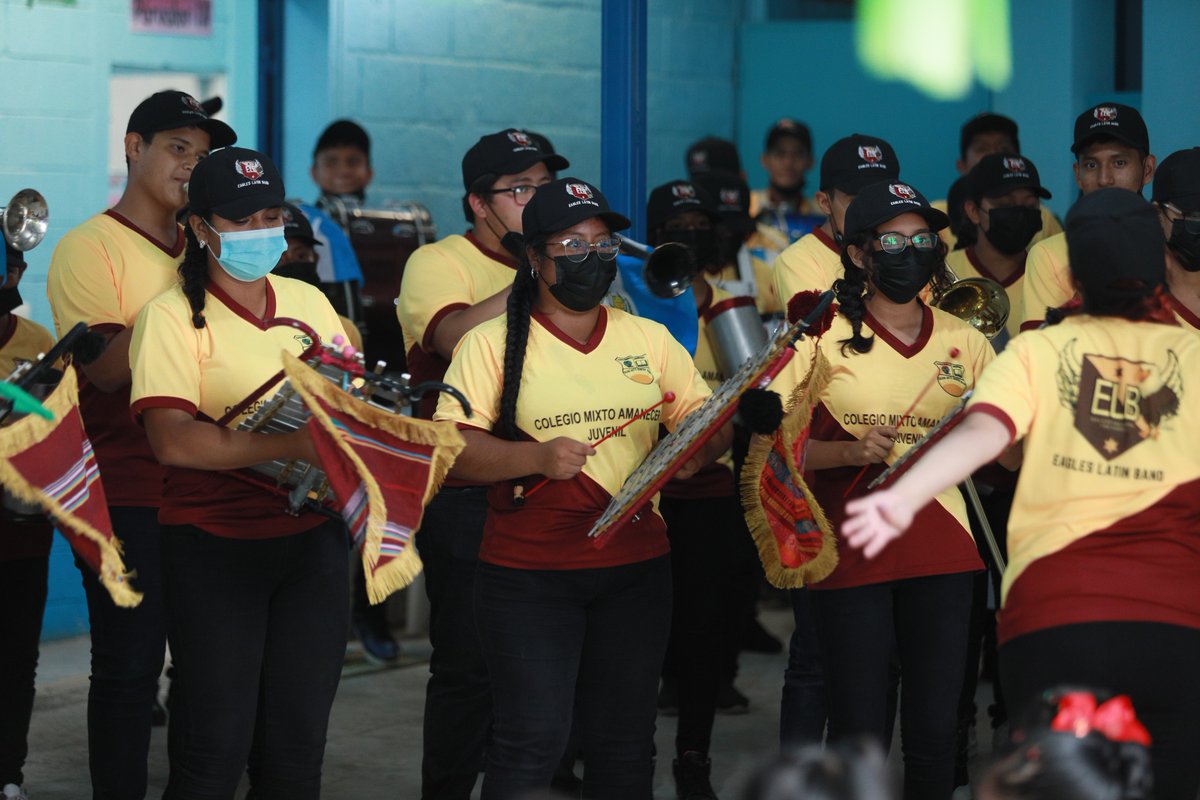 MineducGT's tweet photo. Un ambiente de celebración se vivió en la #EODP Ciudad Satélite con la presentación de los estudiantes interpretando la canción “Guatemala, tierra de maíz” y la participación de la Banda Escolar del Colegio Mixto Amanecer Juvenil. https://t.co/3olFb2D2lM