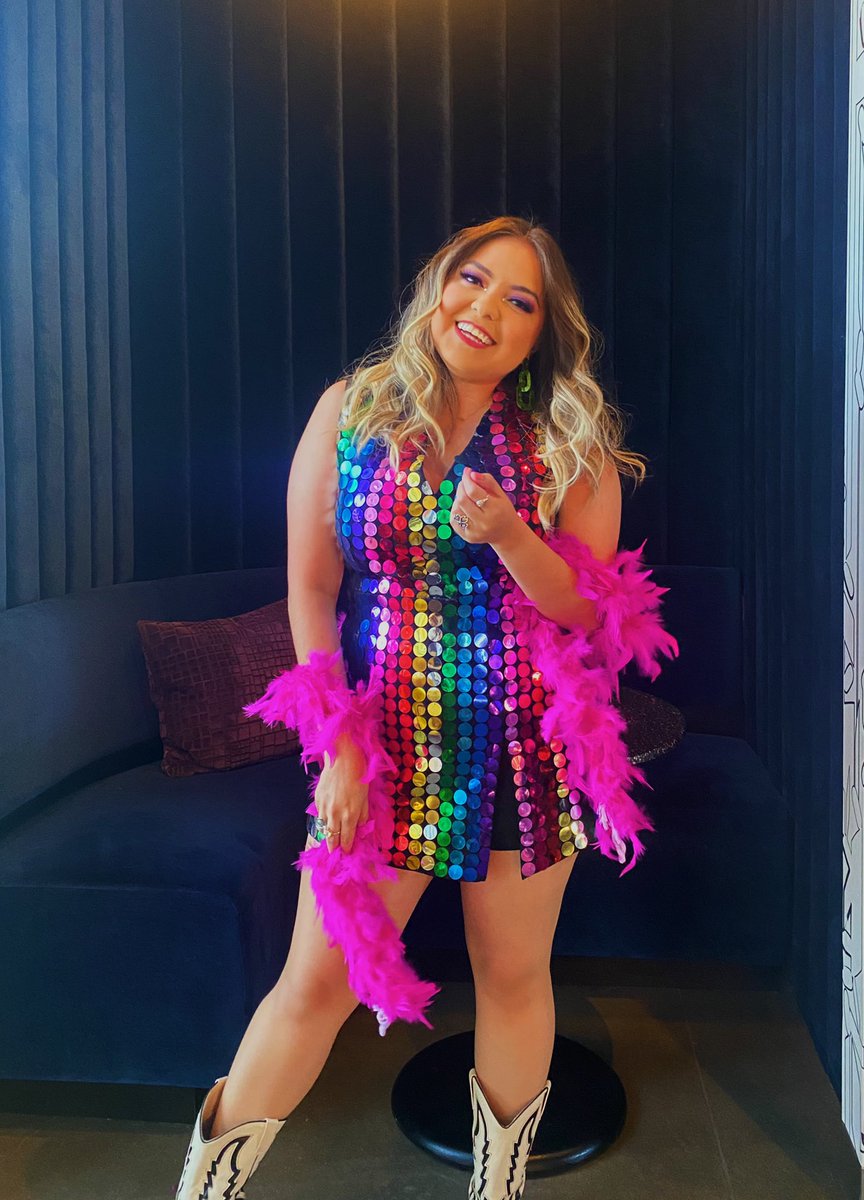 amyesc014's tweet photo. A teenage girl patted my back and told me “You’re an icon. You are slaying” and I think that made my decade. The $70 and 15+ hours were worth it 🥲

#loveontour #lot #harrstyles #LoveOnTourAustin #loveontouroutfit https://t.co/mBvVuHC8A5