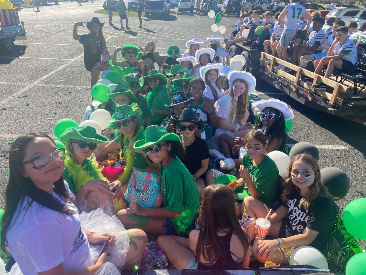 LdmsGirlsSports's tweet photo. Middle school volleyball representing at HOCO parade!! 💚🏐 #ldms #falcons https://t.co/hFtcLLKuNt