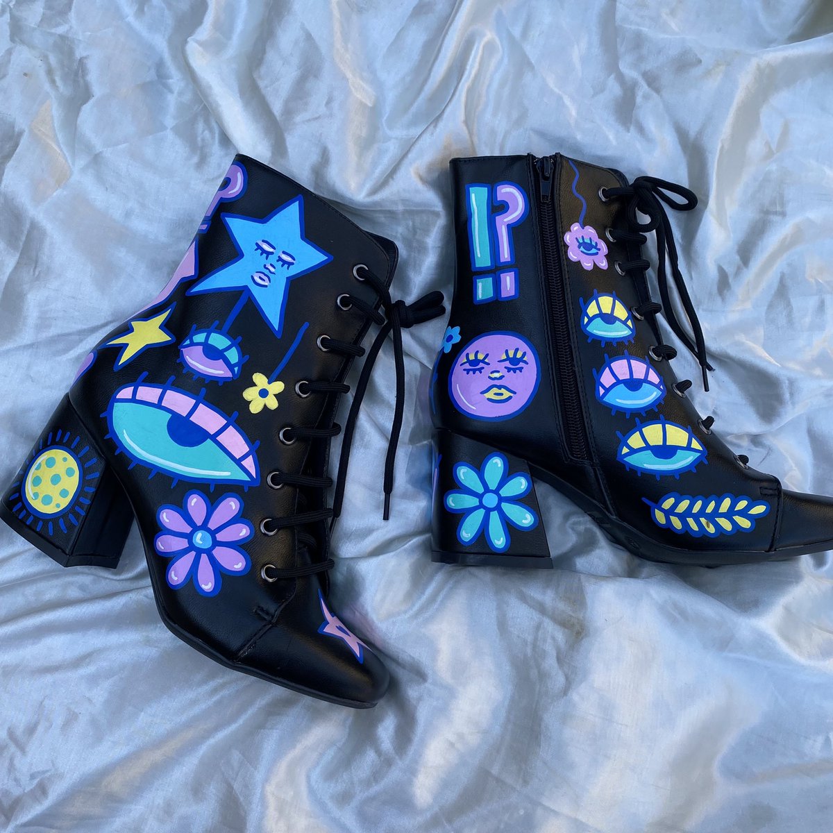 alilpickle's tweet photo. i have a thing for painting boots 🧑‍🎨 https://t.co/IxKeSJ0Vvg