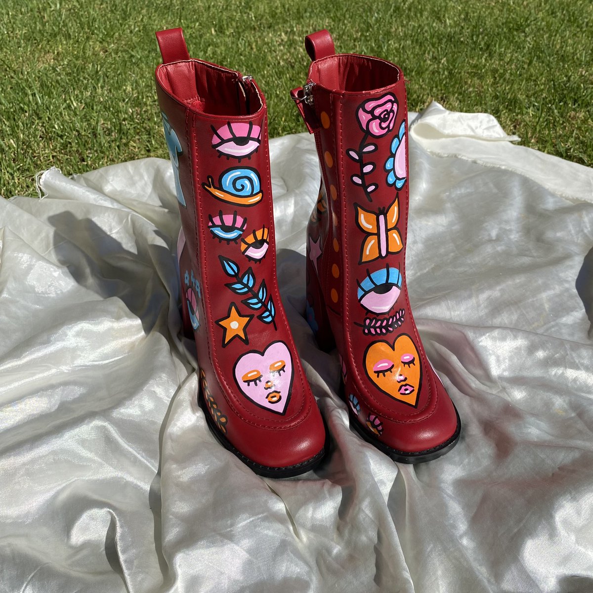 alilpickle's tweet photo. i have a thing for painting boots 🧑‍🎨 https://t.co/IxKeSJ0Vvg