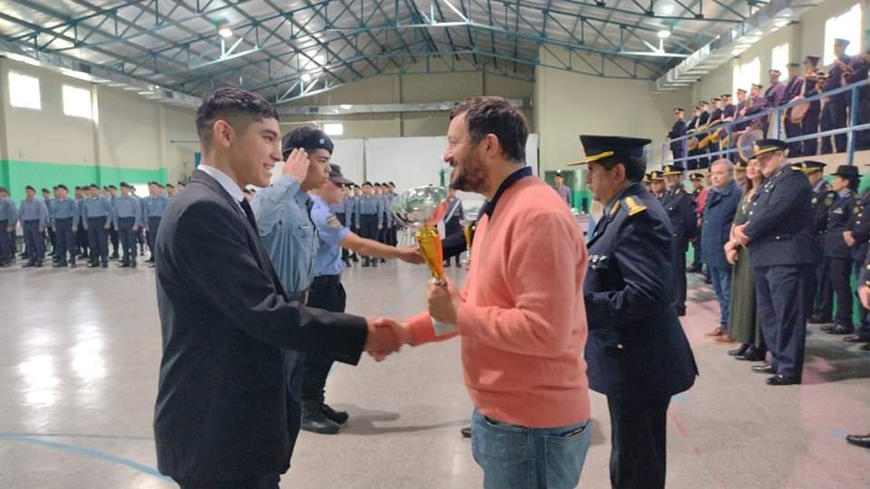 Jose_Apud's tweet photo. Junto a las autoridades policiales y de seguridad de Rio Negro, La Pampa, Neuquén, Chubut, y Prefectura Naval Argentina, asistimos a la entrega de premios de la Semana de Cadetes, de la que participaron los futuros oficiales de las fuerzas públicas de las provincias patagónicas. https://t.co/NsUrQ1rKwt