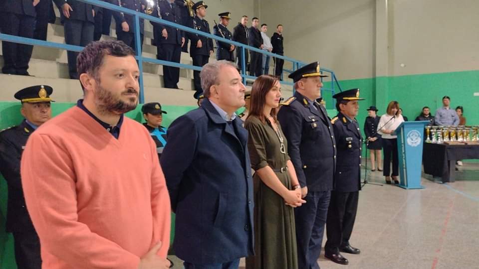 Jose_Apud's tweet photo. Junto a las autoridades policiales y de seguridad de Rio Negro, La Pampa, Neuquén, Chubut, y Prefectura Naval Argentina, asistimos a la entrega de premios de la Semana de Cadetes, de la que participaron los futuros oficiales de las fuerzas públicas de las provincias patagónicas. https://t.co/NsUrQ1rKwt
