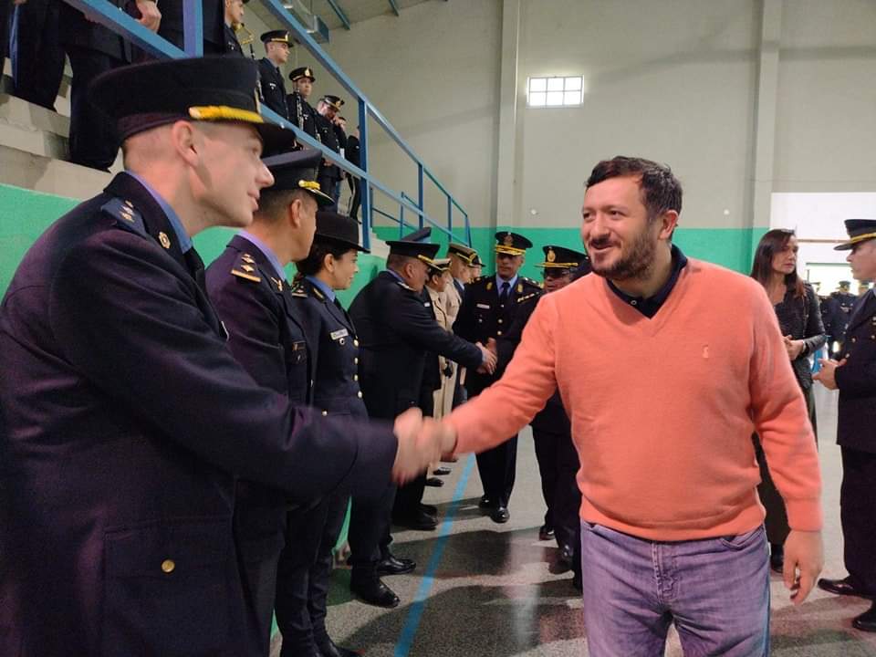 Jose_Apud's tweet photo. Junto a las autoridades policiales y de seguridad de Rio Negro, La Pampa, Neuquén, Chubut, y Prefectura Naval Argentina, asistimos a la entrega de premios de la Semana de Cadetes, de la que participaron los futuros oficiales de las fuerzas públicas de las provincias patagónicas. https://t.co/NsUrQ1rKwt
